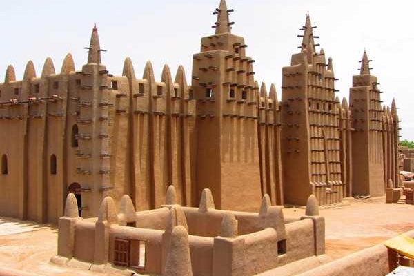 نمای بیرونی ساختمان جنه در آفریقا